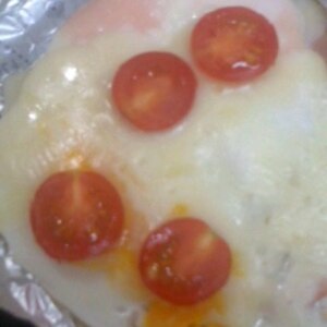 ミニトマトとチーズの目玉焼き